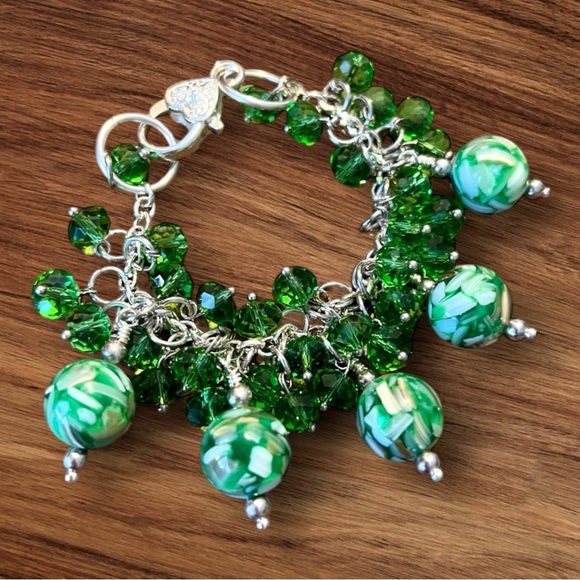 Green glass and swarovski crystal charm bracelet. Recycled green bottle glass. - Picture 12 of 16